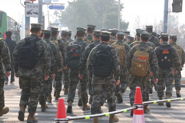 북한의 해안포 사격으로 서해 최북단 백령도와 연평도에 주민 대피령이 내려진 5일 오후 인천에서 백령도로 향하다 회항한 여객선 코리아프린스호에서 하선한 백령도 해병대 병사들이 인천연안여객터미널을 빠져나오고 있다.  연합뉴스