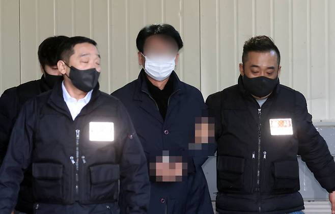 [부산=뉴시스] 하경민 기자 = 이재명 더불어민주당 대표를 흉기로 찌른 혐의로 검거된 김모(67)씨가 구속전피의자심문(영장실질심사)를 받기 위해 4일 오후 부산 연제구 연제경찰서를 나서 호송차량으로 이동하고 있다. 2024.01.04.