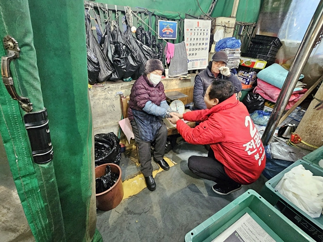 전광삼 대구 북구 갑 국회의원 예비후보가 재래시장을 돌며 경기 침체로 힘든 상인들과 소통을 이어가고 있다./사진제공=국민의힘 전광삼 대구 북구 갑 국회의원 예비후보 선거캠프