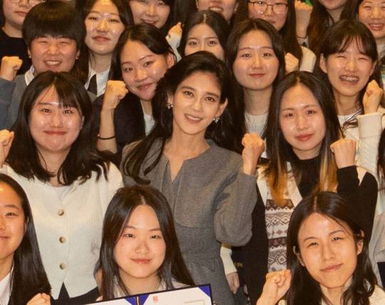 이부진 호텔신라 사장이 지난 4일 서울 용산구 리움미술관에서 열린 두을장학재단 2024 장학증서 수여식에서 신규 장학생들과 기념촬영 하고 있다. 두을장학재단 제공