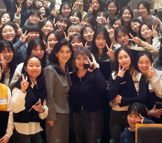 이부진 호텔신라 사장이 지난 4일 서울 용산구 리움미술관에서 열린 두을장학재단 2024 장학증서 수여식에서 신규 장학생들과 기념촬영 하고 있다. 두을장학재단 제공