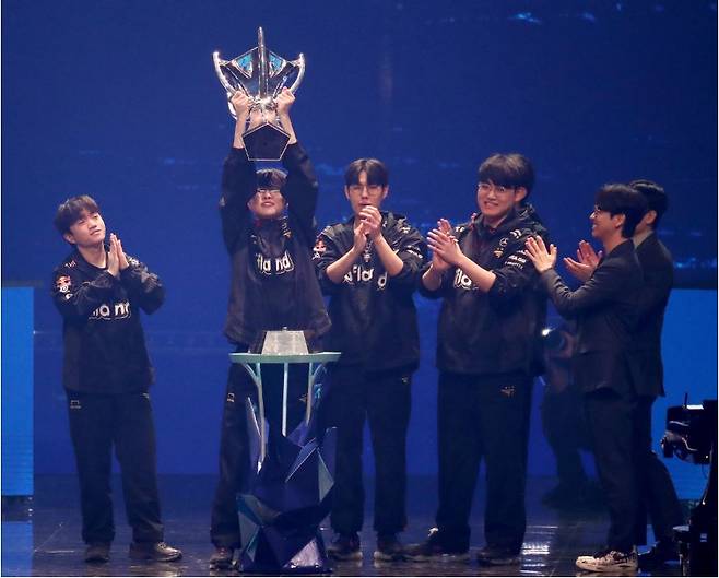 지난해 11월 19일 서울 구로구 고척 스카이돔에서 열린 ‘2023 리그 오브 레전드(LoL) 월드 챔피언십(롤드컵)’ 결승전에서 우승한 T1 ‘페이커’ 이상혁 선수가 우승컵을 들어올리고 있다. [사진공동취재단]