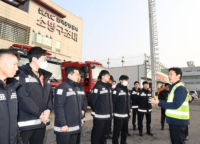 [서울=뉴시스] 윤형중(오른쪽 첫번째) 한국공항공사 사장이 김포공항 소방대에서 대원들에게 민첩한 초기대응의 중요성을 강조하고 있다. 2024.01.05.(사진=한국공항공사 제공) photo@newsis.com *재판매 및 DB 금지