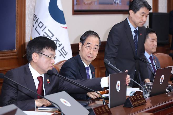 한덕수 국무총리가 5일 오전 서울 종로구 정부서울청사에서 열린 임시국무회의에 참석해 의사봉을 두드리고 있다. 연합뉴스