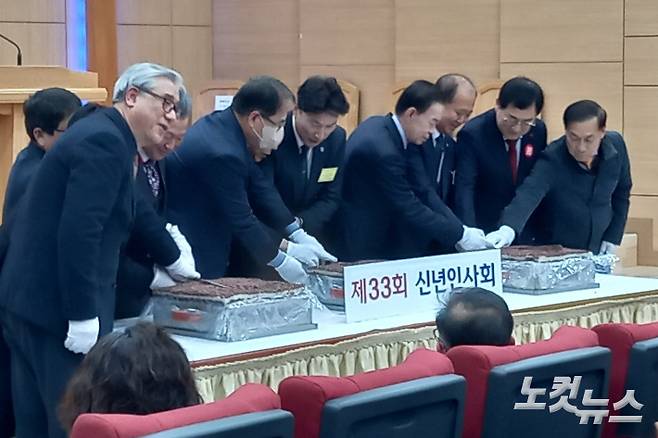 참석자들이 기념 커팅식을 갖고 있다. 유상원 아나운서