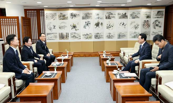 공영민 고흥군수(왼쪽 가운데)가 새해 일찍부터 김영록 전남지사와 면담하고 있다. 고흥군 제공