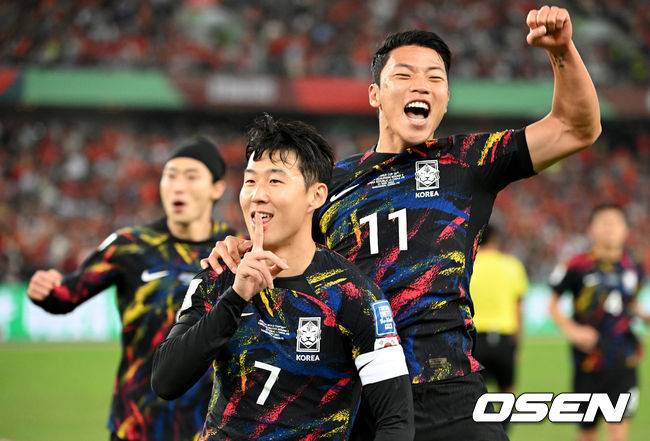 [OSEN=선전(중국), 이대선 기자] 한국이 손흥민(31, 토트넘)의 멀티 골로&nbsp;중국을 완벽하게 제압했다.위르겐 클린스만 감독이 이끄는 대한민국 축구 국가대표팀은 21일 오후 9시&nbsp;중국 선전의&nbsp;선전 유니버시아드 스포츠센터에서 열린&nbsp;2026 국제축구연맹(FIFA) 아시아지역 2차예선 조별리그 C조 2차전에서 중국과 맞대결을 펼쳐 3-0으로 완승했다. 이로써 한국은 승점 6점(2승)으로 C조 1위를 지켰다. 승점 추가에 실패한 중국은 3점(1승 1패)으로 3위에 자리했다.전반 대한민국 손흥민의 페널티킥을 성공시키고 세리머니를 펼치고 있다. 2023.11.21 /sunday@osen.co.kr