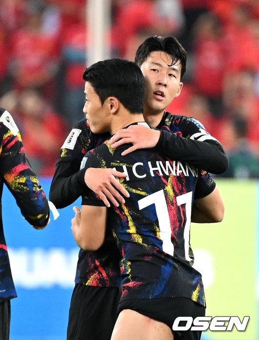 [OSEN=선전(중국), 이대선 기자] 한국이 손흥민(31, 토트넘)의 멀티 골로&nbsp;중국을 완벽하게 제압했다.위르겐 클린스만 감독이 이끄는 대한민국 축구 국가대표팀은 21일 오후 9시&nbsp;중국 선전의&nbsp;선전 유니버시아드 스포츠센터에서 열린&nbsp;2026 국제축구연맹(FIFA) 아시아지역 2차예선 조별리그 C조 2차전에서 중국과 맞대결을 펼쳐 3-0으로 완승했다. 이로써 한국은 승점 6점(2승)으로 C조 1위를 지켰다. 승점 추가에 실패한 중국은 3점(1승 1패)으로 3위에 자리했다.경기 종료 후 대한민국 손흥민과 황희찬이 승리의 기쁨을 나누고 있다. 2023.11.21 /sunday@osen.co.kr