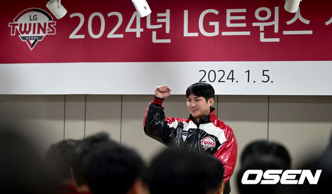 [OSEN=잠실, 최규한 기자] 5일 오후 서울 잠실야구장에서 LG 트윈스 2024년 선수단 신년인사회가 진행됐다.LG 주장 오지환이 신년 인사를 전하고 있다. 2024.01.05 / dreamer@osen.co.kr