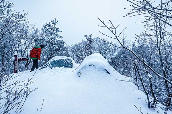 간밤에 내린 눈으로 두 동의 텐트가 눈에 푹 파묻혔다.