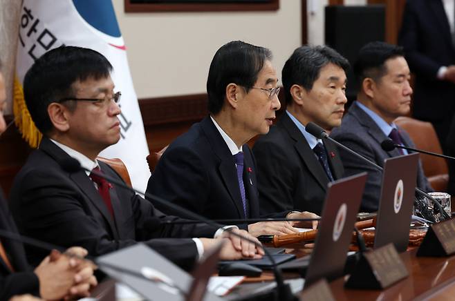 한덕수 국무총리가 5일 오전 서울 종로구 정부서울청사에서 열린 '김건희 특검법'과 '대장동 50억 클럽 특검법' 등 이른바 쌍특검 법안의 재의요구권(거부권)을 심의하는 임시 국무회의에 참석해 발언하고 있다. 뉴시스