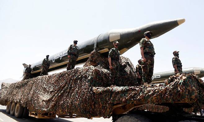 예멘 후티 반군 요원들이 탄도미사일을 실은 차량 위에 서 있다. 게티이미지