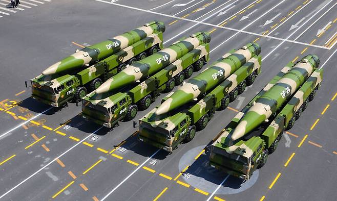 중국군의 DF-26 대함탄도미사일을 실은 발사차량들이 이동하고 있다. 게티이미지