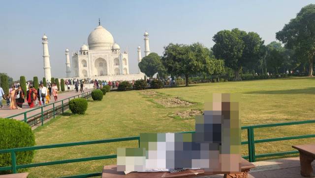 타지마할의 '인생샷 의자'로 불리는 곳으로 이 의자에 앉아서 사진을 찍기 위해서는 긴 줄을 서야 한다.