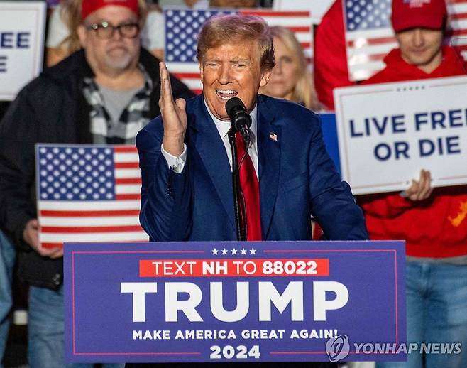 뉴햄프셔 유세서 연설하는 트럼프 전 美 대통령 (더럼[美 뉴햄프셔주] AFP=연합뉴스) 미국 공화당의 유력 대선주자인 도널드 트럼프 전 대통령이 지난 16일(현지시간) 뉴햄프셔주 더럼에서 열린 선거 유세에서 연설하고 있다. 트럼프 전 대통령은 이날 이민자가 "우리나라의 피를 오염시킨다"며 혐오성 발언을 쏟아냈다. 2023.12.18 besthope@yna.co.kr
