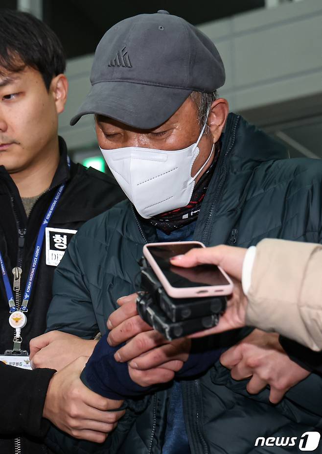 경기도 고양시와 양주시에서 60대 다방 업주 2명을 잇따라 살해한 혐의를 받는 이 모 씨가 5일 밤 강원도 강릉에서 검거돼 6일 새벽 경기 고양시 일산서부경찰서로 압송되고 있다. 이 씨는 절도 혐의로 수감된 후 지난해 11월 출소해 두 달도 안 된 시점에서 살인을 저질렀다. 2024.1.6/뉴스1 ⓒ News1 김도우 기자