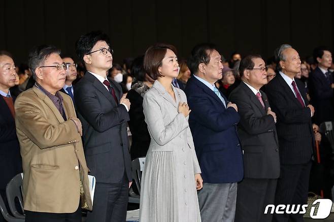 한동훈 국민의힘 비상대책위원장과 고민정 더불어민주당 의원이 6일 경기 고양시 킨텍스에서 열린 김대중 탄생 100주년 기념식 '하나로 미래로'에서 국민의례하고 있다. 2024.1.6/뉴스1 ⓒ News1 이승배 기자