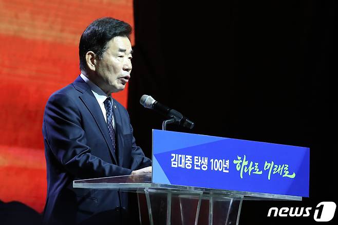 김진표 국회의장이 6일 경기 고양시 킨텍스에서 열린 김대중 탄생 100주년 기념식 '하나로 미래로'에서 축사하고 있다. 2024.1.6/뉴스1 ⓒ News1 이승배 기자