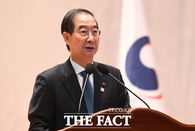 한덕수 국무총리는 6일 "김대중 대통령님의 삶은 대한민국 민주주의와 인권 발전의 역사 그 자체"라며 "대통령님의 유산을 깊이 새기며, 분열과 갈등을 넘어 신뢰와 통합의 시대를 여는 데 힘쓰겠다"고 말했다. /이동률 기자