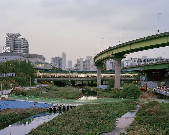 사진가 노기훈이 촬영한 신도림역 풍경. 인천역부터 노량진역까지 걸어다니며 그 주변의 '주변성'을 스케치한 '1호선' 프로젝트 중 하나다. /ⓒ노기훈