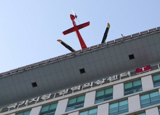 이재명 더불어민주당 대표가 이달 2일 오전 부산 강서구 가덕도 대항전망대에서 흉기에 피습 당한 뒤 부산대학교 병원에서 응급처치를 마친 뒤 헬기를 이용해 서울대학교 병원으로 이송되고 있다. 사진=연합뉴스