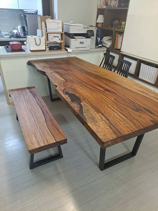 나무공방 쉐돈에서 제작한 망고 우드슬랩 테이블.