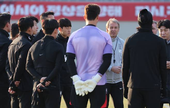 <yonhap photo-2976=""> 작전 지시하는 클린스만 감독 (서울=연합뉴스) 임화영 기자 = 한국 축구대표팀 위르겐 클린스만 감독이 14일 오후 서울 양천구 목동운동장에서 2026 국제축구연맹(FIFA) 복중미 월드컵 아시아 2차 예선 1차전 싱가포르와의 경기를 앞두고 열린 훈련에서 작전 지시를 하고 있다. 2023.11.14 hwayoung7@yna.co.kr/2023-11-14 17:11:08/ <저작권자 ⓒ 1980-2023 ㈜연합뉴스. 무단 전재 재배포 금지.></yonhap>