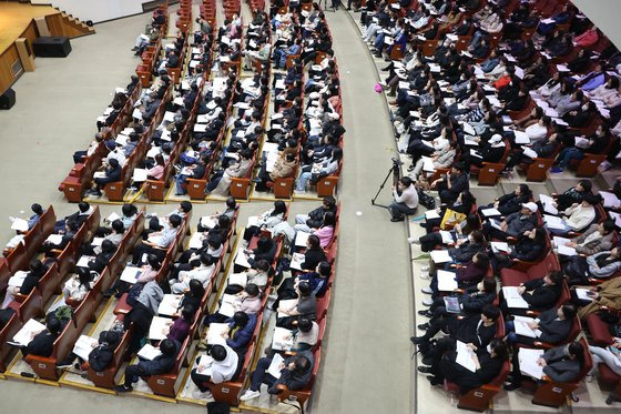 지난해 12월 11일 오후 서울 동작구 숭실대학교 한경직기념관에서 열린 서울시교육청 주최 2024 대입 정시모집 설명회에서 수험생과 학부모들이 지원전략 등에 대한 설명을 듣고 있다. 연합뉴스