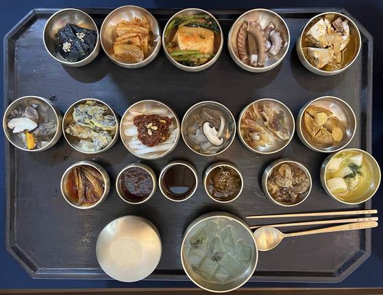 기순도 명인의 양진재 종가 손님맞이 9첩 반상의 본보기 차림. 실제 식탁에서 식사할 때는 다섯 가지 음식을 더 차렸다. [사진 이택희]