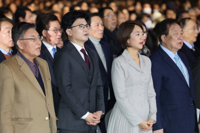 ▲ 국민의힘 한동훈 비상대책위원장과 더불어민주당 고민정 의원이 6일 경기도 고양시 킨텍스에서 열린 김대중 전 대통령 탄생 100주년 기념식에서 애국가를 부르고 있다. 연합뉴스