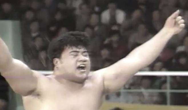 황대웅 선수가 1991년 3월25일 천하장사씨름대회 결승에서 상대 선수를 이긴 후 표효하는 모습. 사진=KBS 방송화면 캡처