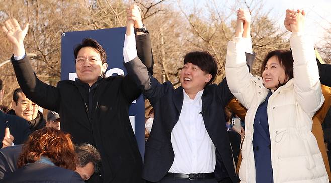 가칭 ‘개혁신당’ 창당을 선언한 이준석 전 국민의힘 대표가 6일 오후 대구 수성구 수성못에서 천하람, 이기인, 허은아 공동 창당준비위원장과 함께 길거리 당원 모집에 나서고 있다. 연합뉴스