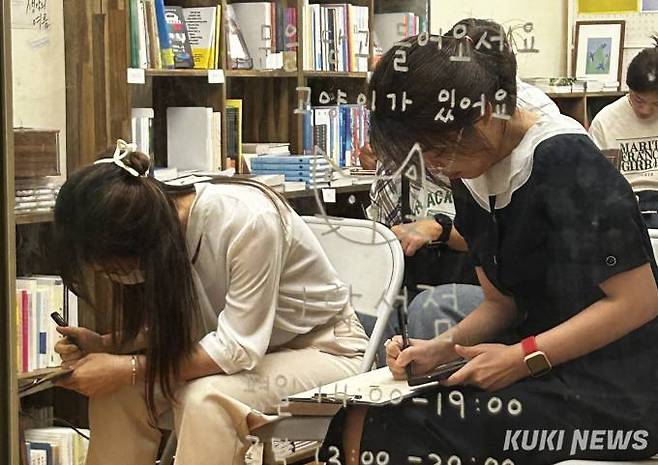 부산 남구 한 독립서점에서 열린 글쓰기 모임에 참석한 이들이 글을 적고 있다. 독자 박미은