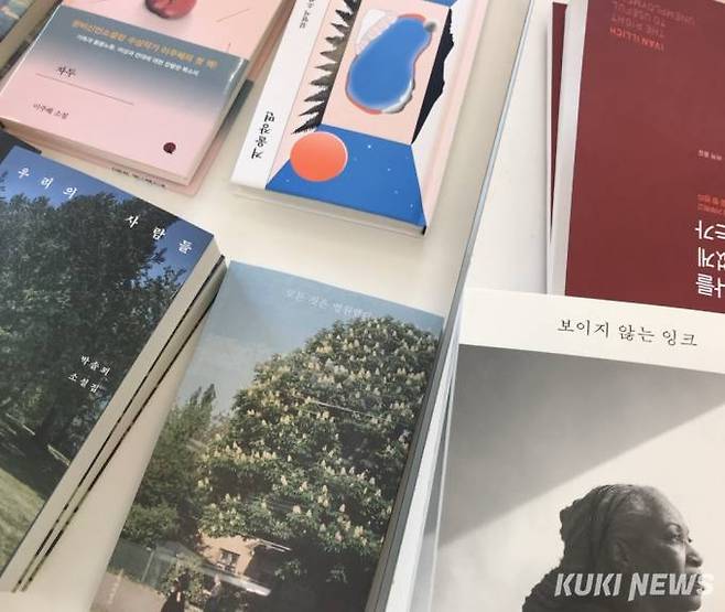 서울 종로구 한 독립서점에 독립출판물이 놓여있다. 사진=유채리 기자