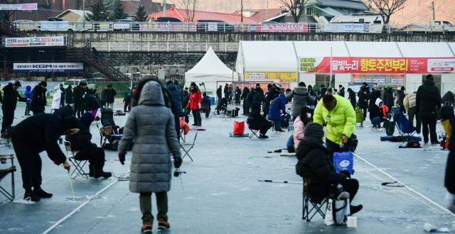 강원 화천군 화천천에서 ‘2024 화천산천어축제’가 개막한 6일 관광객들이 축제를 즐기고 있다. 화천군 제공