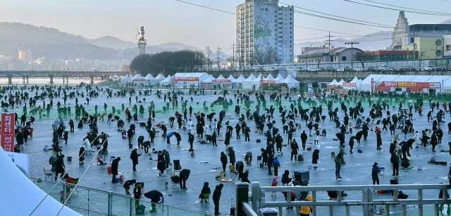 강원 화천군 화천천에서 ‘2024 화천산천어축제’가 개막한 6일 얼음낚시터가 개장하자 이른 아침부터 많은 관광객이 찾아 겨울낚시를 즐기고 있다. 연합뉴스