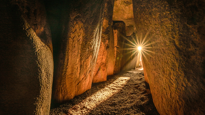 뉴그레인지 석실. [사진 출처=SHADOWSANDSTONE.COM]