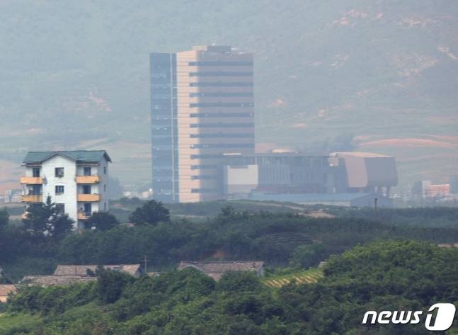 2022년 7월 경기도 파주시 판문점 3초소에서 본 북한의 개성공단지원센터 모습. 개선공단지원재단이 쓰던 건물이다./사진=뉴스1.