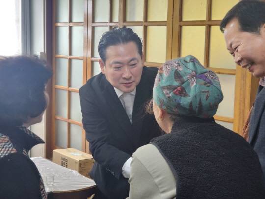 장동혁 의원의 지역구 활동 모습.