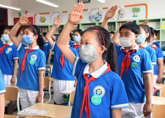 중국 베이징 하이뎬구의 한 초등학교 교실에서 어린이들이 아침 조례를 하고 있다. 신화 뉴시스