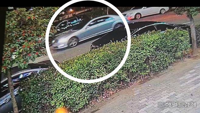 헤럴드경제가 입수한 폐쇄회로(CC)TV에 따르면, 피의자 김모(67) 씨가 회색 벤츠로 추정되는 차량에서 내리는 장면이 포착됐다. 박지영 기자.