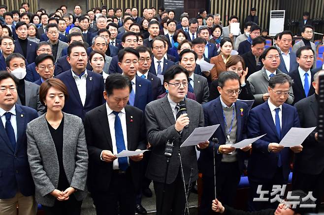 더불어민주당 홍익표 원내대표가 3일 서울 여의도 국회에서 비상의원총회를 마치고 이재명 대표 피습과 관련 입장문을 발표하고 있다. 윤창원 기자