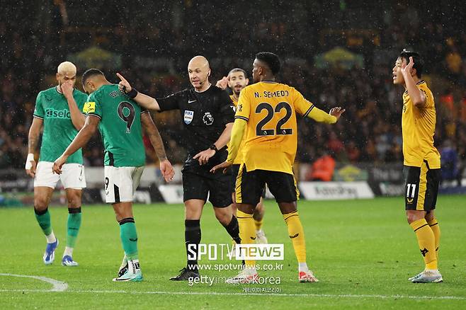 ▲ 뉴캐슬전에서 황희찬의 파울을 선언한 테일러