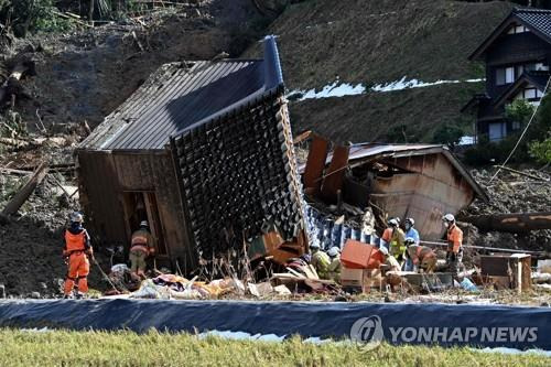 강진에 뒤집혀 물구나무 선 일본 주택 (와지마 AFP=연합뉴스) 새해 첫날 일본 이시카와현 노토반도를 흔든 강진으로 와지마시의 주택이 뒤집힌 가운데 4일 소방관들이 실종자들을 찾고 있다. 일본 정부는 지진 발생 이후 72시간을 '골든 타임'으로 보고 인명 구조 활동을 벌였다. 2024.01.04 besthope@yna.co.kr