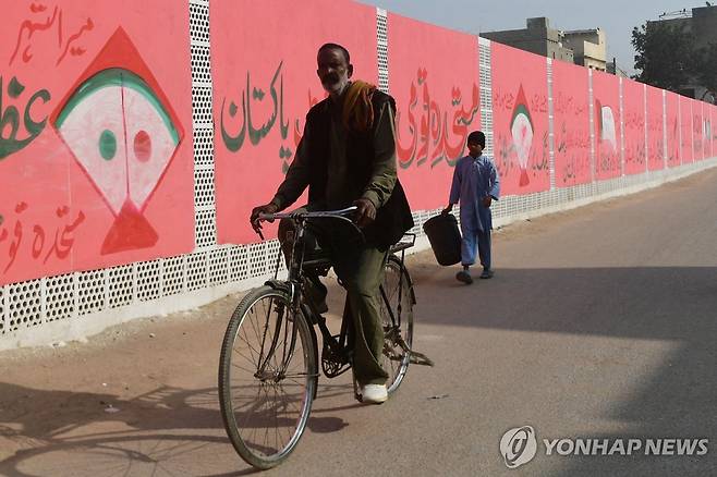 파키스탄 카라치시 벽에 그려진 총선 참가 정당의 상징 [AFP 연합뉴스 자료사진. 재판매 및 DB 금지]