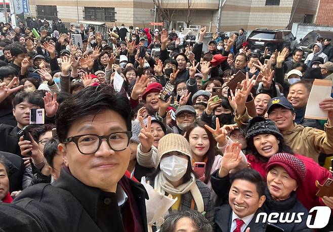 한동훈 국민의힘 비상대책위원장이 5일 오후 경기도 수원시 국민의힘 경기도당에서 열린 신년 인사회에서 당원 및 지지자들과 촬영을 하고 있다. (국민의힘 제공) 2024.1.5/뉴스1 ⓒ News1 송원영 기자