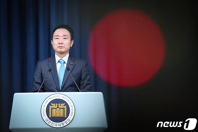 이도운 대통령실 홍보수석이 용산 대통령실에서 현안 관련 브리핑을 하고 있다. 쌍특검(김건희 여사 주가 조작 의혹·대장동) 법안이 국회를 통과하자 이 수석은 "윤석열 대통령은 법안이 정부로 이송되는대로 즉각 거부권을 행사할 것임을 말씀드린다＂고 했다. 2023.12.28/뉴스1 ⓒ News1 안은나 기자