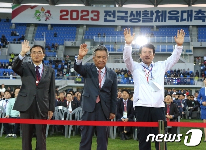 2023 전국생활체육대축전에서 이기흥 대한체육회장(사진 가운데)과 정강선 전북체육회장(사진 오른쪽)이 전북 선수단을 격려하고 있다.(전북체육회 제공)/뉴스1