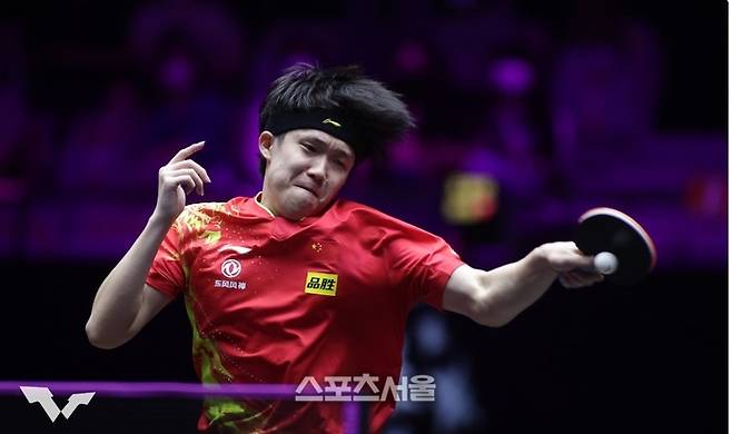 왕추친의 파워 넘치는 포핸드. WTT