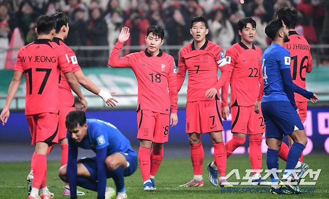 클린스만 감독이 이끄는 축구대표팀이 16일 서울월드컵경기장에서 싱가포르를 상대로 월드컵 2차 예선 경기를 펼쳤다. 후반 팀의 5번째 골을 성공시킨 이강인. 상암=송정헌 기자songs@sportschosun.com/2023.11.16/